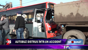 Autobuz distrus într-un accident