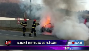 Mașină distrusă de flăcări