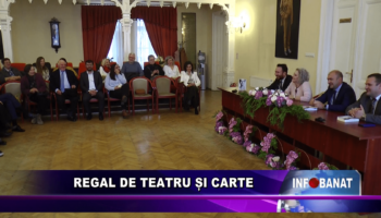 Regal de teatru și carte