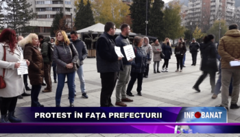 Protest în fața prefecturii