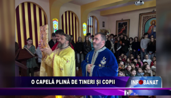 O capelă plină de tineri și copii